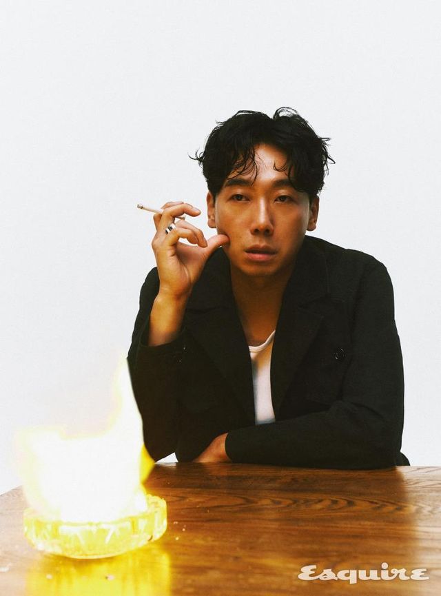 재킷, 링 모두 알렉산더 맥퀸. 이너 슬리브리스 스타일리스트 소장품.