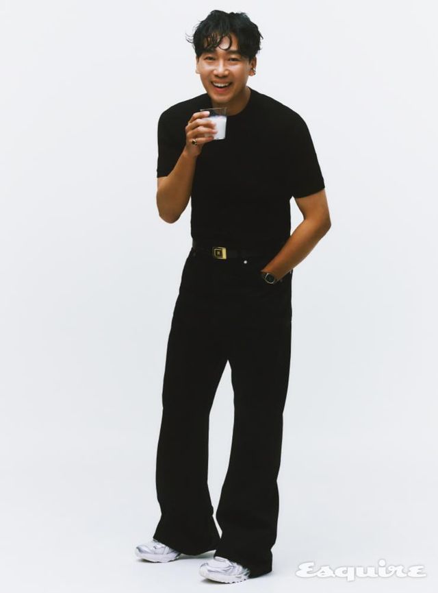 톱 볼란테. 팬츠 에스티유 오피스. 슈즈 아식스 스포츠스타일. 워치 오데마피게 by 빈티크. 벨트, 링, 이어커프 모두 스타일리스트 소장품.