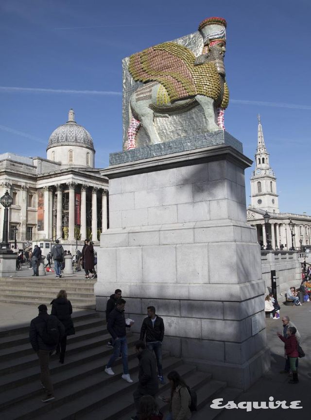 런던 트래펄가 광장의 ‘네 번째 좌대’에 올려진 라코위츠의 라마수. 자신의 작품을 이 좌대에 올린 사람은 지금까지 15명뿐이다. 