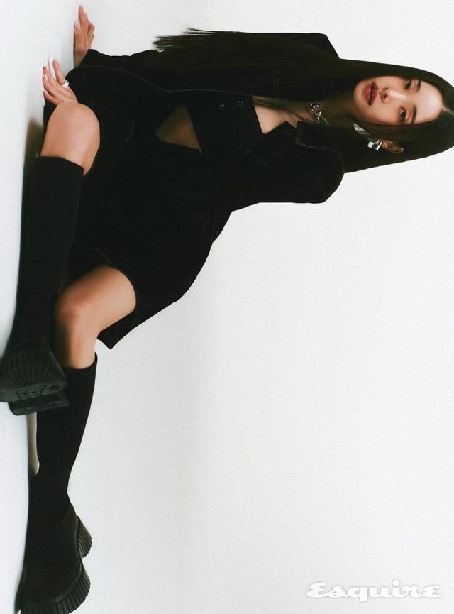 재킷, 스커트 모두 페라가모. 브라톱 잉크. 부츠 캠퍼. 링 돌체앤가바나. 이어링, 네크리스 모두 1064스튜디오. 