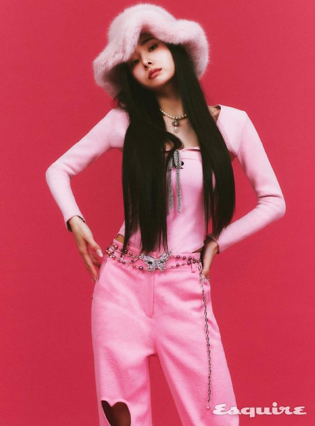 카디건 알렉산더왕. 보디슈트 포르타. 팬츠 듀이듀이. 해트 큐 밀리너리. 벨트 스타일리스트 소장품. 네크리스 비비안 웨스트우드.