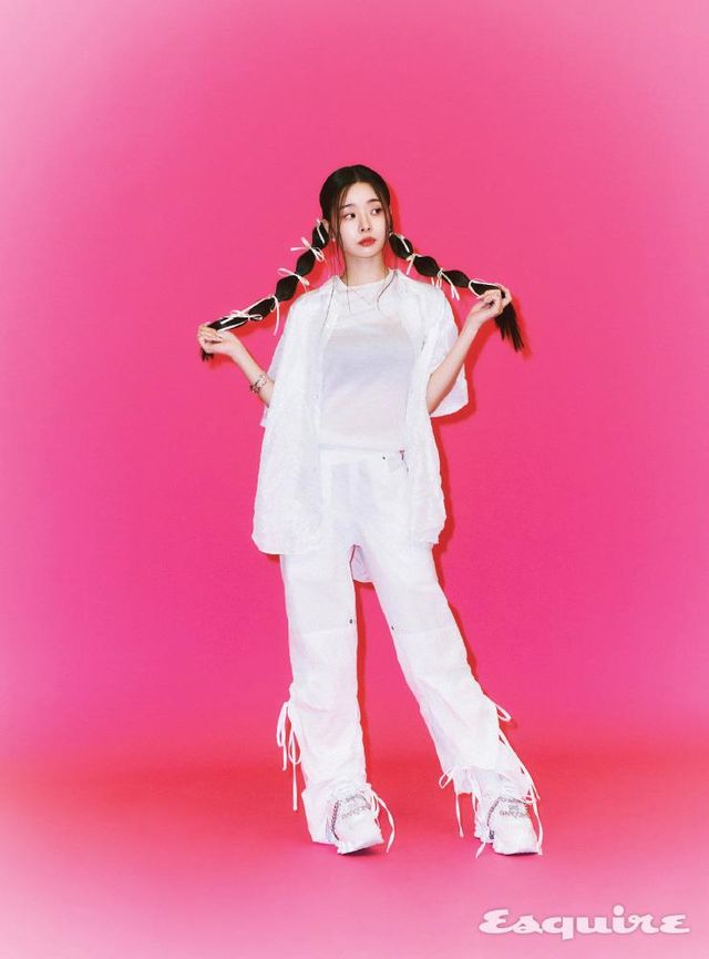 셔츠 르수기아뜰리에. 티셔츠 페라가모. 팬츠 나체. 스니커즈 꼼데가르송 x 나이키 샥스 TL by 프랭크모텔. 네크리스 티스 by 프랭크모텔. 브레이슬릿 1064스튜디오. 이어링 빈티지헐리우드.