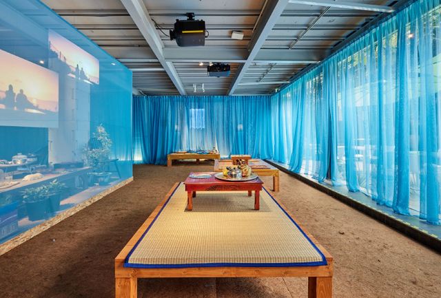 영화 감독 김지운의 전시 ‘희미한 옛 사랑의 그림자’. 급변하는 도시 서울에서 사라져가는 것들을 표현한 전시로, 주요 오브제인 ‘평상’을 중심으로 그리움을 자아내는 다양한 영상과 소리, 물건들을 활용해 공간을 꾸몄다.