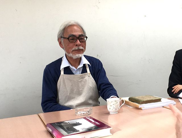  2017년 11월, 제작 중인 신작 영화에 대해 나와 아버지에게 설명하는 미야자키 하야오 감독. 어린 시절 읽은 오래된 책 〈그대들, 어떻게 살 것인가〉를 옆에 두고 이야기했다.