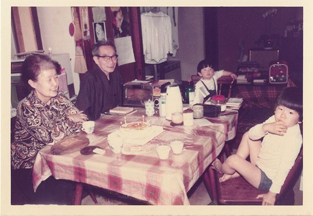 나의 5세 생일을 축하하며 찍은 사진. 왼쪽부터 할머니, 할아버지, 남동생 그리고 나.
