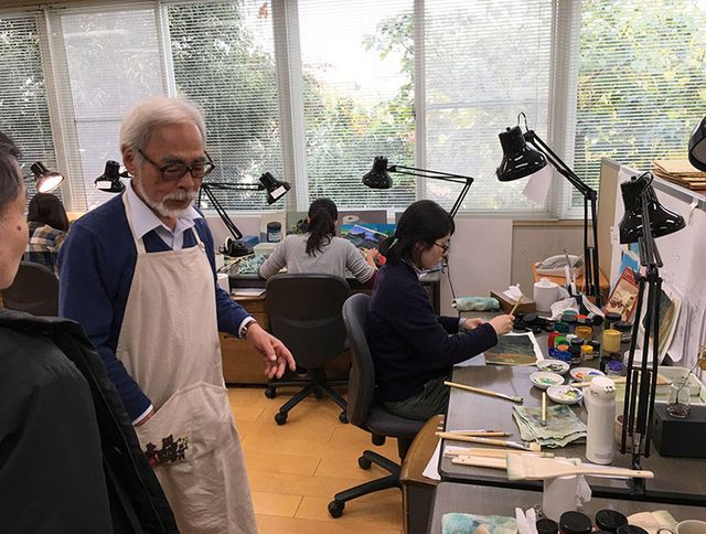 영화 〈그대들, 어떻게 살 것인가〉 제작 현장을 나와 아버지에게 안내하는 미야자키 하야오 감독.