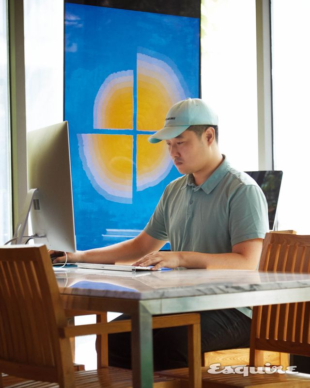 LG 올레드 화면으로 작품의 색상을 최종적으로 조정하고 있는 안마노 공동대표. 