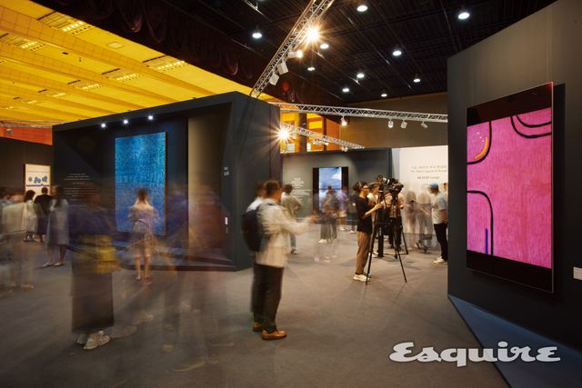 프리즈 서울 2023에 설치된 LG전자 올레드 부스의 전경. 가운데 보이는 작품이 김환기의 ‘어디서 무엇이 되어 다시 만나랴’(1970), 오른편에 있는 분홍색의 작품은 버스데이(VERSEDAY)가 ‘무제’(1967)를 디지털라이징한 작품이다. 