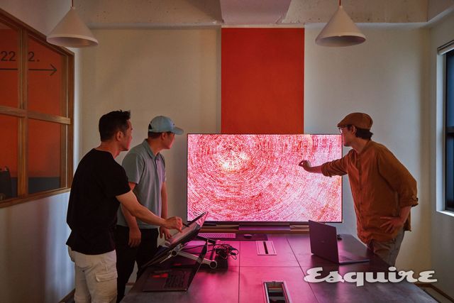 작품의 디테일에 대해 회의 중인 버스데이 최광훈 총괄 프로듀서, 안그라픽스 안마노 공동대표, 서울대학교 조소과 박제성 교수의 모습.(왼쪽부터) 