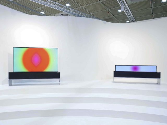 프리즈 서울 2022에서 LG전자가 선보인 아니시 카푸어의 ‘Wounds and Absent Objects II’(2022). 롤러블 TV인 LG 시그니처 올레드 R에 담겨 TV까지 하나의 작품으로 판매된다. 