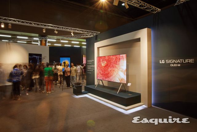 프리즈 서울 2023에 설치된 LG전자 올레드 부스의 전경. 오른쪽에 보이는 작품이 그래픽 스튜디오 버스데이가 디지털라이징한 ‘14-III-72 #223’. 가장 왼쪽이 김대환 작가가 디지털라이징한 ‘Duet 22-Ⅳ-74 #331’, 가운데 보이는 파란 배경의 작품이 안마노 작가가 디지털라이징한 십자구도 작품 ‘7-VI-69 #65’이다. 