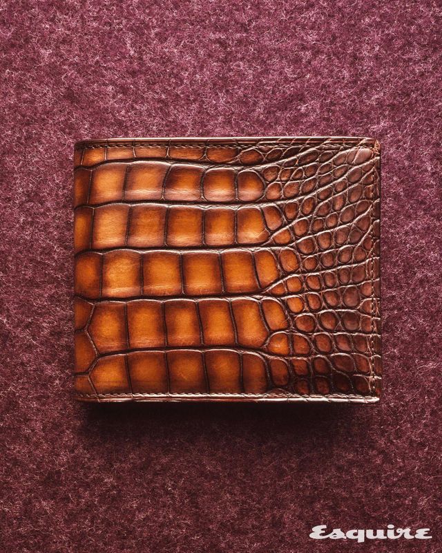 마코레 앨리게이터 레더 반지갑 515만원 벨루티.