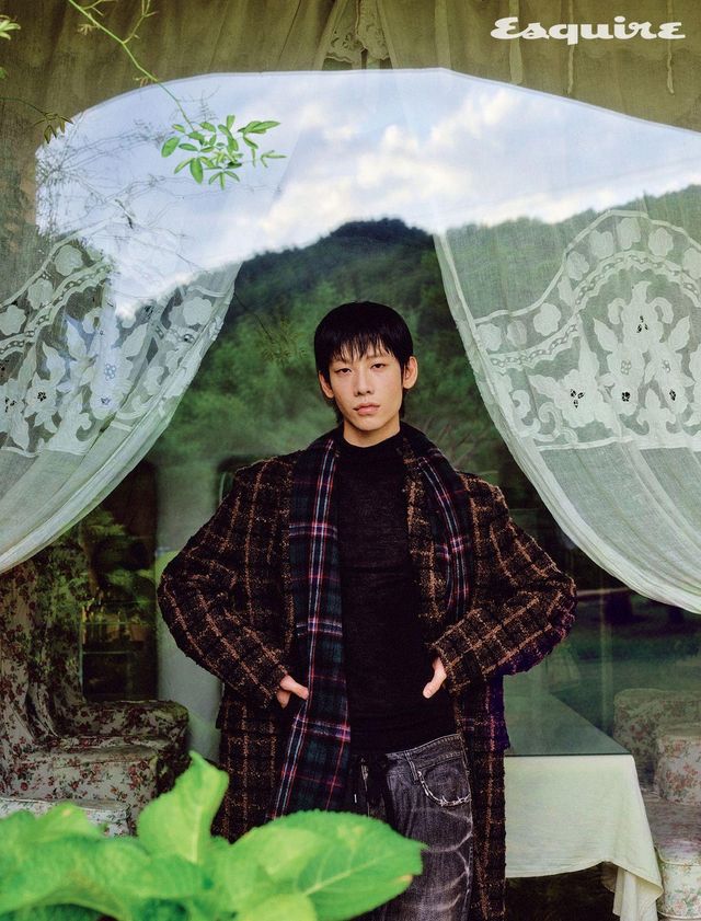 부클레 트위드 코트 570만원, 니트 톱 가격 미정 모두 베르사체. 데님 팬츠 가격 미정 발렌시아가. 체크 머플러 가격 미정 셀린느 옴므.