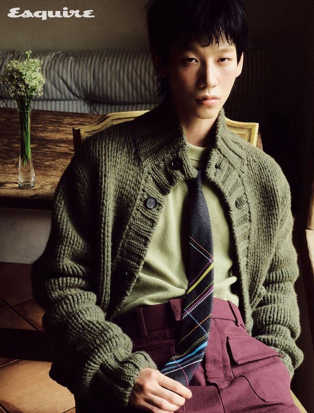 울 캐시미어 카디건 305만원, 롱 슬리브 티셔츠 59만원, 쇼츠 가격 미정 모두 페라가모. 체크 타이 가격 미정 에르메스.