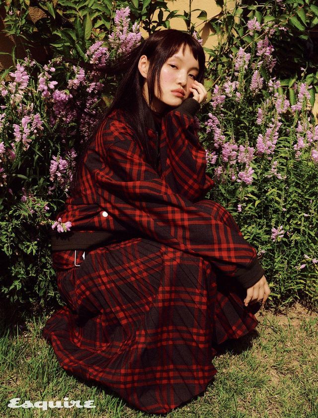 체크 블루종, 터틀넥, 체크 스커트 모두 가격 미정 버버리.