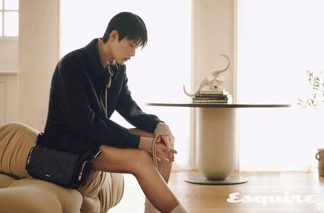 울 트윌 풀오버 재킷, 플리티드 셔츠, 쇼츠, 맥시 까나쥬 카메라 백, 삭스 모두 디올 맨.