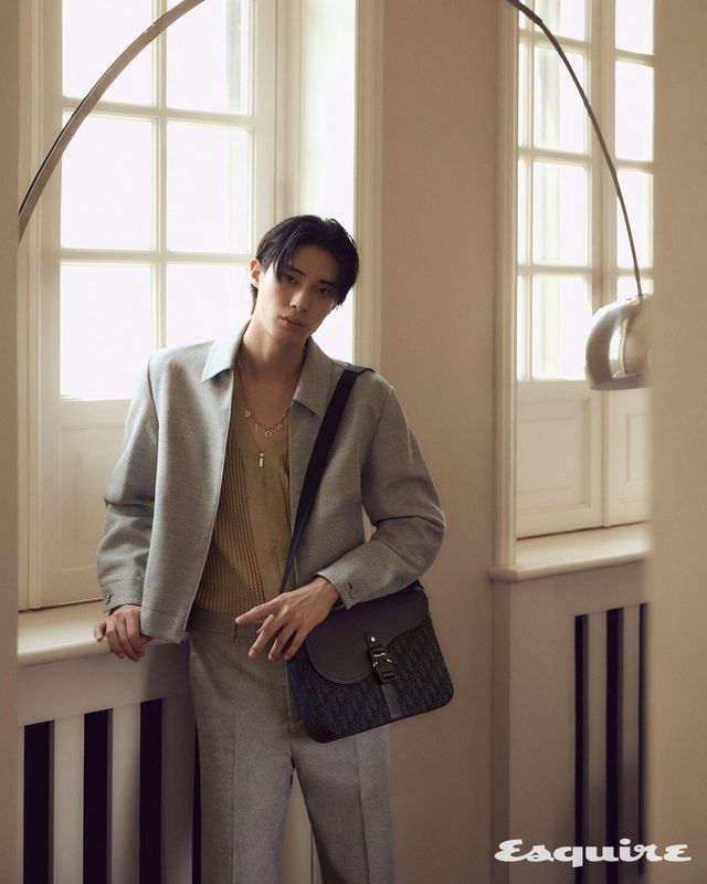 울 트윌 재킷, 카디건, 플레어 팬츠, 오블리크 자카르 플랩 백, 레터 펜던트 네크리스 모두 디올 맨.