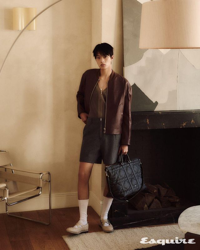 카프스킨 보머, 카디건, 쇼츠, 맥시 까나쥬 레더 위켄더 40 백, 플랫 슈즈, 삭스, 키 펜던트 네크리스 모두 디올 맨.