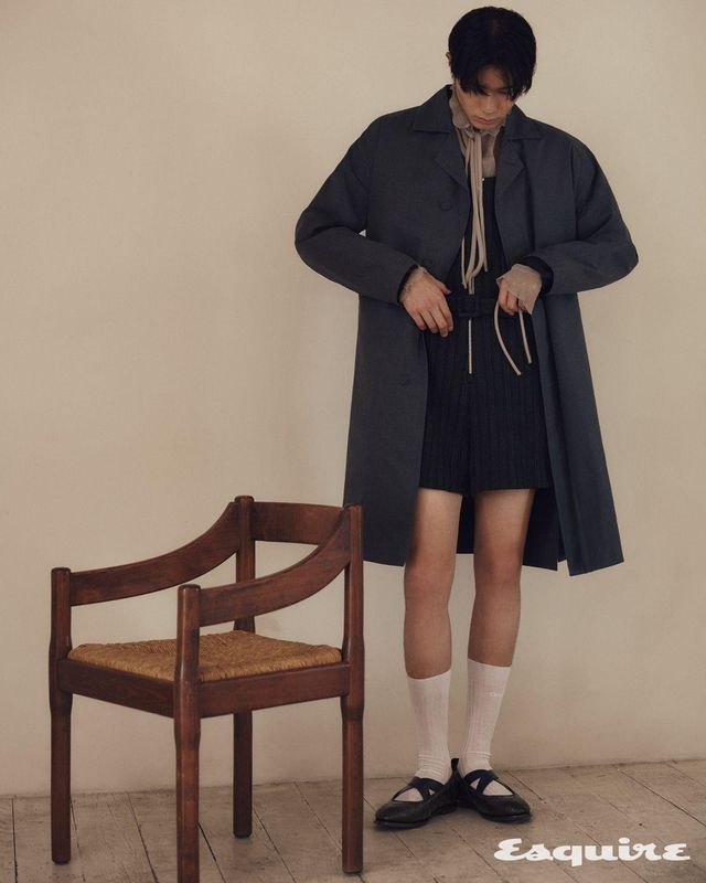 코트, 플리티드 셔츠, 울 트윌 플레이 슈트, 플랫 슈즈, 삭스 모두 디올 맨.