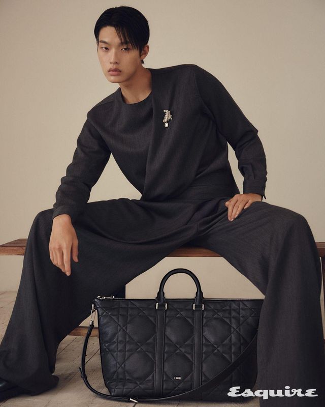 풀오버 드레이프 셔츠, 울 트윌 팬츠, 맥시 까나쥬 레더 위켄더 40 백, 플랫 슈즈, 페더 브로치 모두 디올 맨.