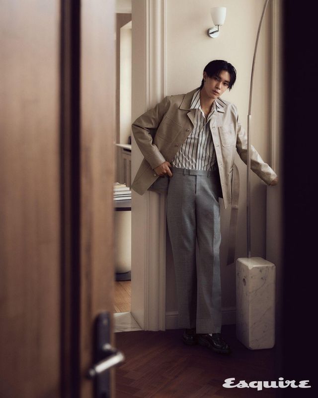 사하리안 재킷, 스트라이프 셔츠, 플레어 팬츠, 로퍼, 까나쥬 이어링 모두 디올 맨.