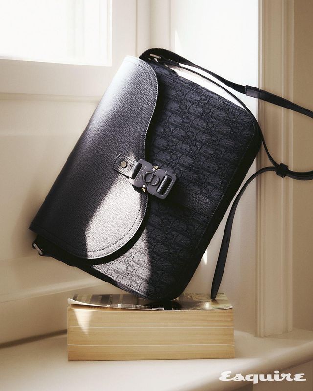 패턴이 돋보이는 블랙 오블리크 자카르 플랩 백 디올 맨.