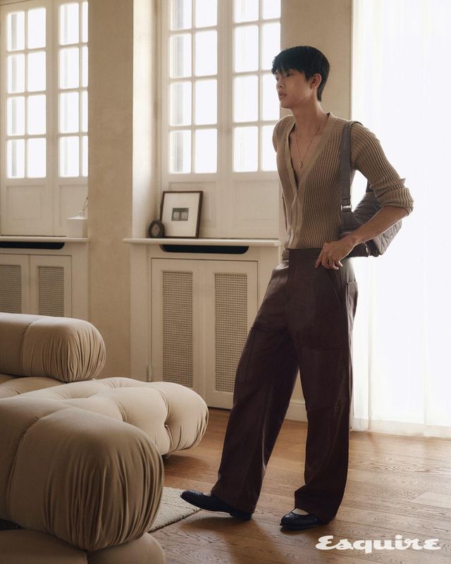 집업 카디건, 플레어 팬츠, 맥시 까나쥬 카메라 백, 플랫 슈즈, 키 펜던트 네크리스 모두 디올 맨.