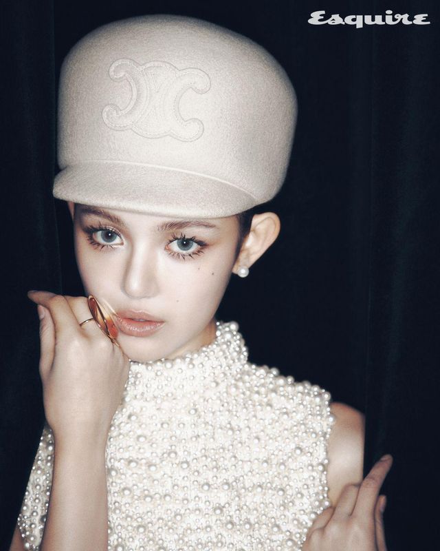 펄 엠브로이더리 쿠튀르 톱, 아이보리 울 펠트 아이리스 캡, 레 페를르 이어링, 페탈 링 모두 셀린느 by 에디 슬리먼.