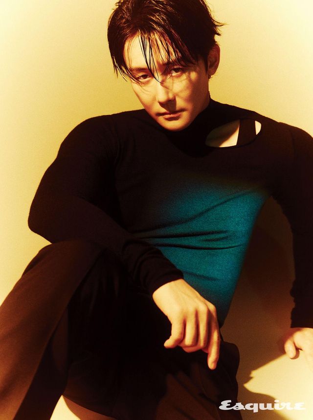 톱 지민리. 팬츠 베르사체. 벨트 돌체앤가바나.