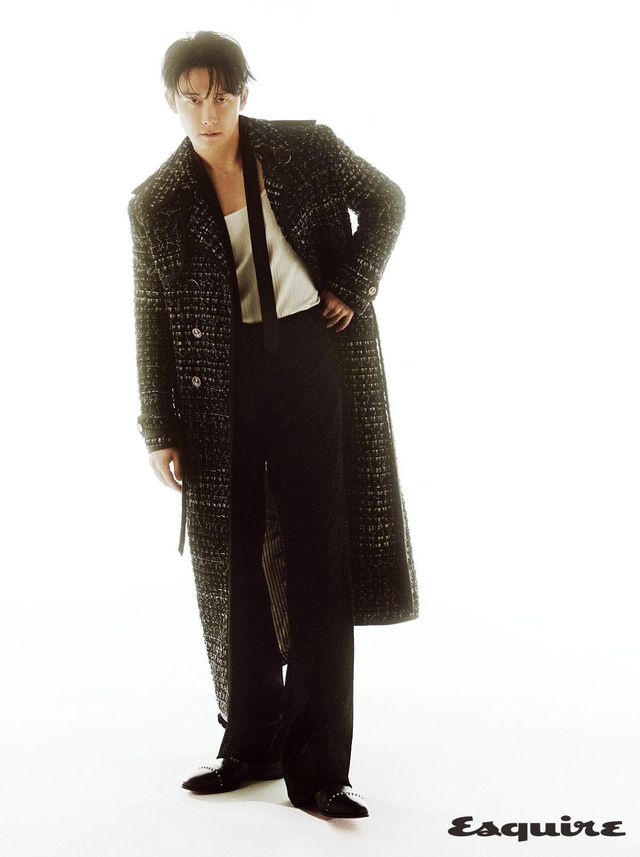 코트, 타이 모두 톰 브라운. 슬리브리스 톱 드리스 반 노튼. 팬츠 잉크. 슈즈 크리스찬 루부탱.