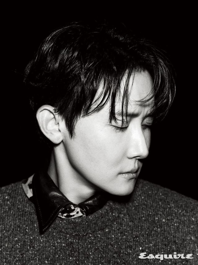 니트, 셔츠, 타이 모두 보테가 베네타.