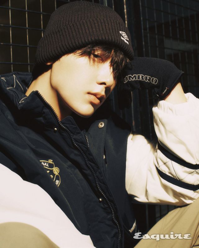 아우터, 톱, 팬츠, 비니, 글러브 모두 엄브로. 