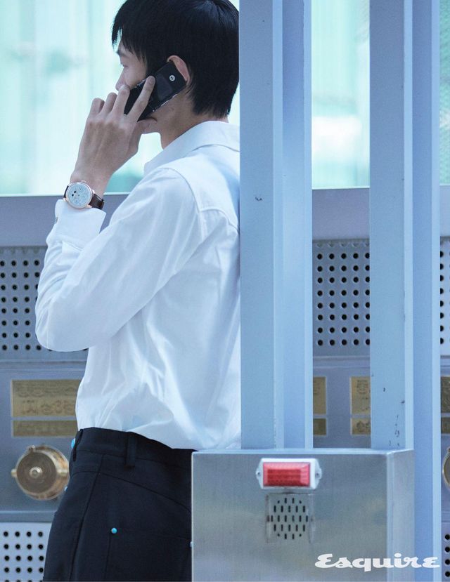 셔츠, 팬츠 모두 가격 미정 루이 비통. 포르투기저 퍼페추얼 캘린더 6000만원대 IWC.