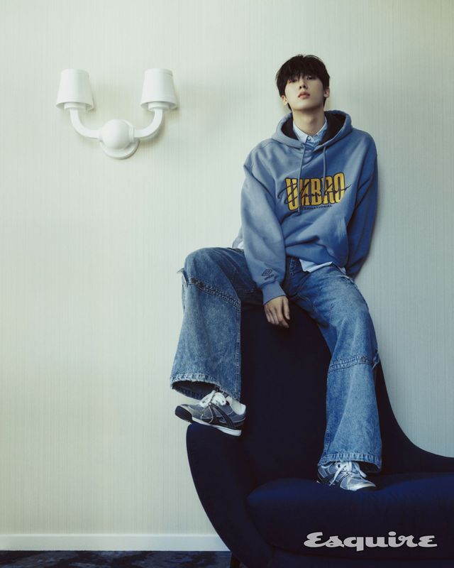 후드, 스니커즈 모두 엄브로. 팬츠 에곤랩. 셔츠 스타일리스트 소장품.