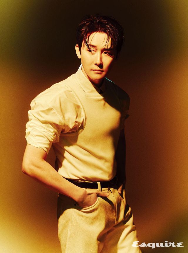 슬리브리스 톱 1017 알릭스 9SM. 팬츠 렉토. 셔츠, 타이, 벨트 모두 스타일리스트 소장품.