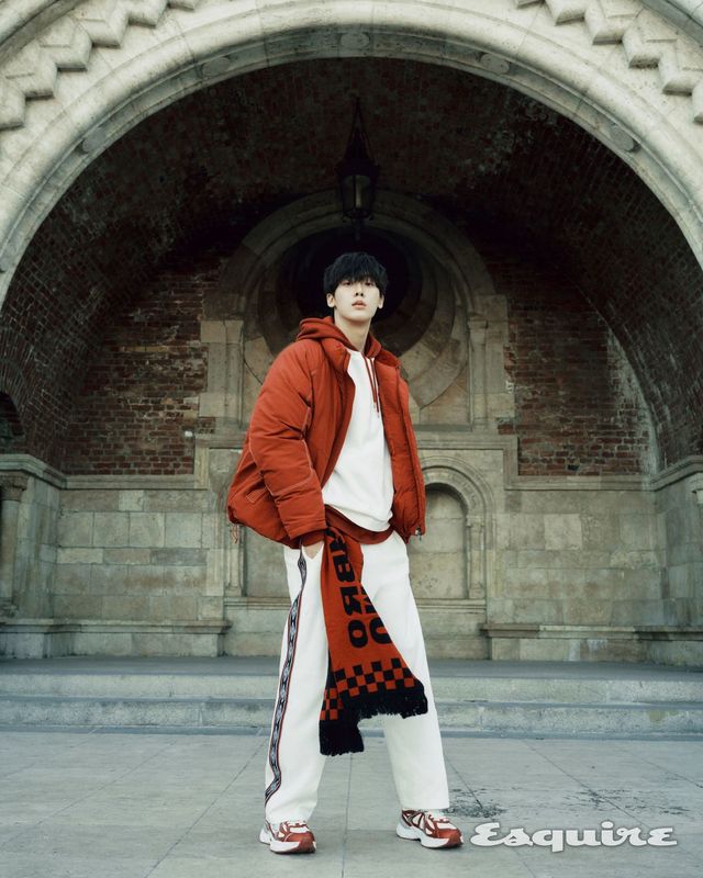 아우터, 톱, 팬츠, 스니커즈, 머플러 모두 엄브로.