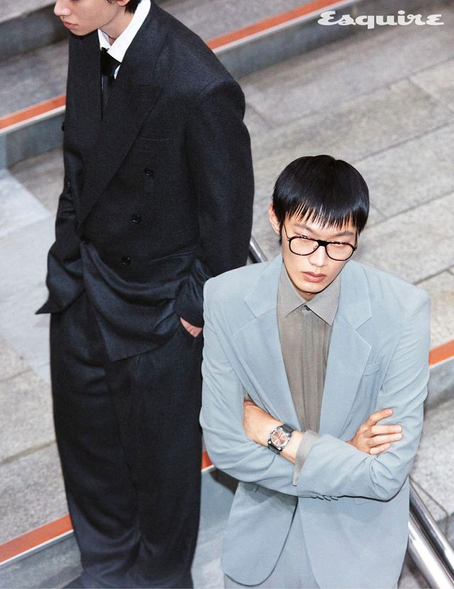 재킷, 셔츠, 팬츠, 타이 모두 가격 미정 생 로랑 by 안토니 바카렐로. 재킷, 셔츠, 팬츠 모두 가격 미정 생 로랑 by 안토니 바카렐로. 안경 가격 미정 톰 포드. 옥토 피니씨모 워치 가격 미정 불가리. 