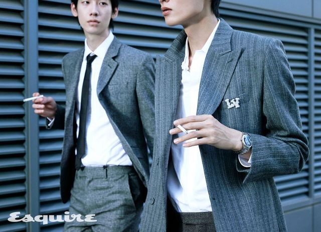 재킷 430만원, 셔츠 가격 미정, 팬츠 가격 미정, 타이 32만원대 모두 셀린느 옴므. 코트 가격 미정 디올 맨. 셔츠 가격 미정 발렌티노. 랜치 브로치 가격 미정 루이 비통. 드 빌 프레스티지 700만원대 오메가. 