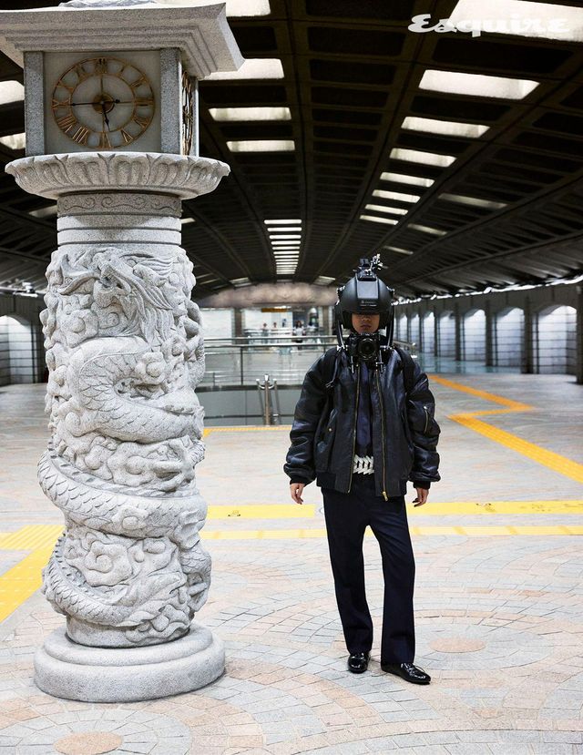 블루종, 셔츠, 벨트 팬츠, 로퍼, 타이 모두 가격 미정 프라다. 하이테크 백팩 286만5000원 메종 마르지엘라.