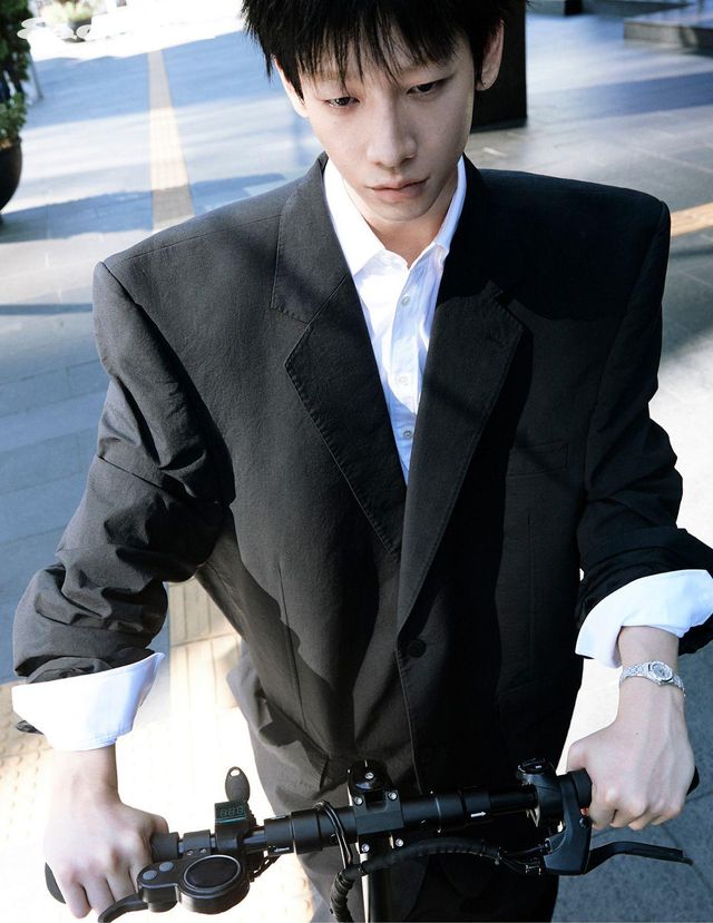 재킷, 팬츠 모두 가격 미정 발렌시아가. 셔츠 가격 미정 셀린느 옴므. 화이트 골드 로열 오크 미니 프로스티드 골드 쿼츠 5021만원 오데마 피게.