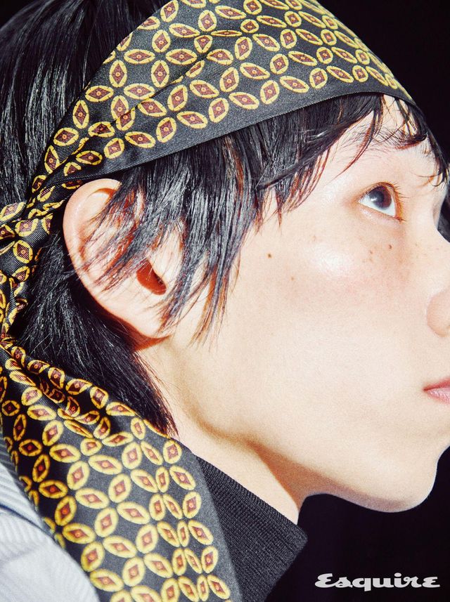 스카이블루 스트라이프 셔츠 110만원, 터틀넥 니트 톱 가격 미정 모두 발렌티노. 체임버 실크 스카프 방도 55만원 발렌티노 가라바니.