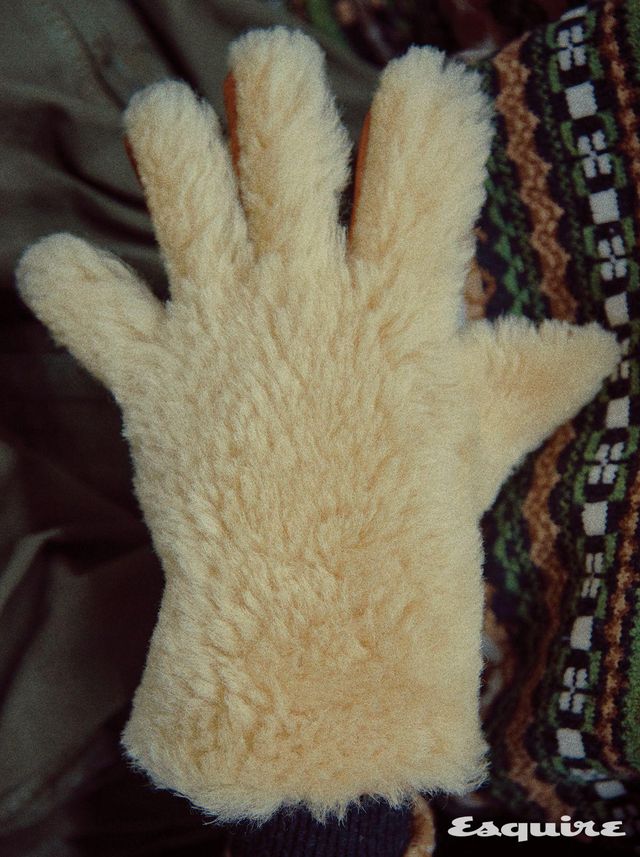 시어링 글러브 기격 미정 겐조. 노르딕 자카르 폴로 스웨터 150만원, 벌룬 카고 팬츠 270만원 모두 로에베. 