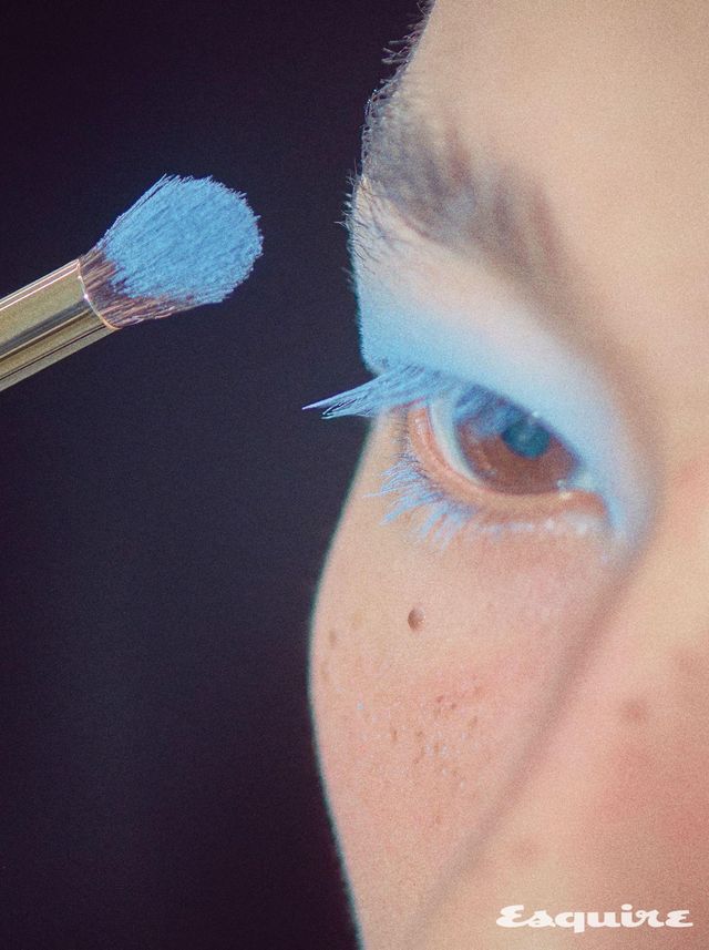 프라다의 아카이브 프린트에서 영감을 얻은 멀티 디멘션 이펙트 아이섀도 6g/13만원대 프라다 뷰티.