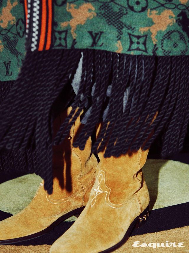 로데오 블랭킷 코트, 워크웨어 데님 팬츠, LV 라이더 부츠 모두 가격 미정 루이 비통.