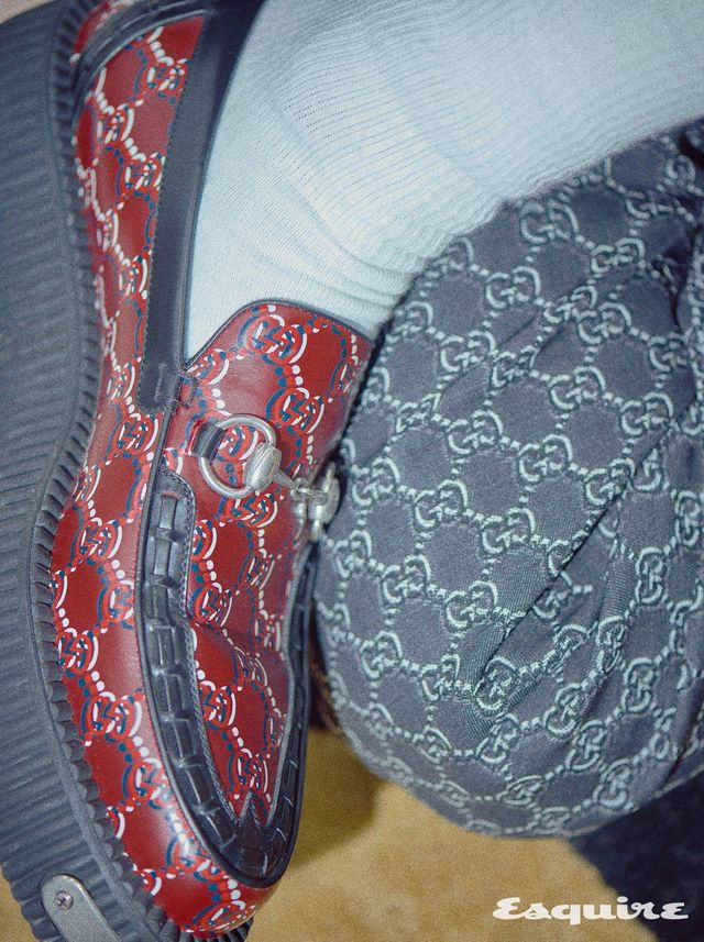 GG 섀도 울 포멀 팬츠, 러버솔 호스빗 크리퍼 로퍼, 립 코튼 삭스 모두 가격 미정 구찌.