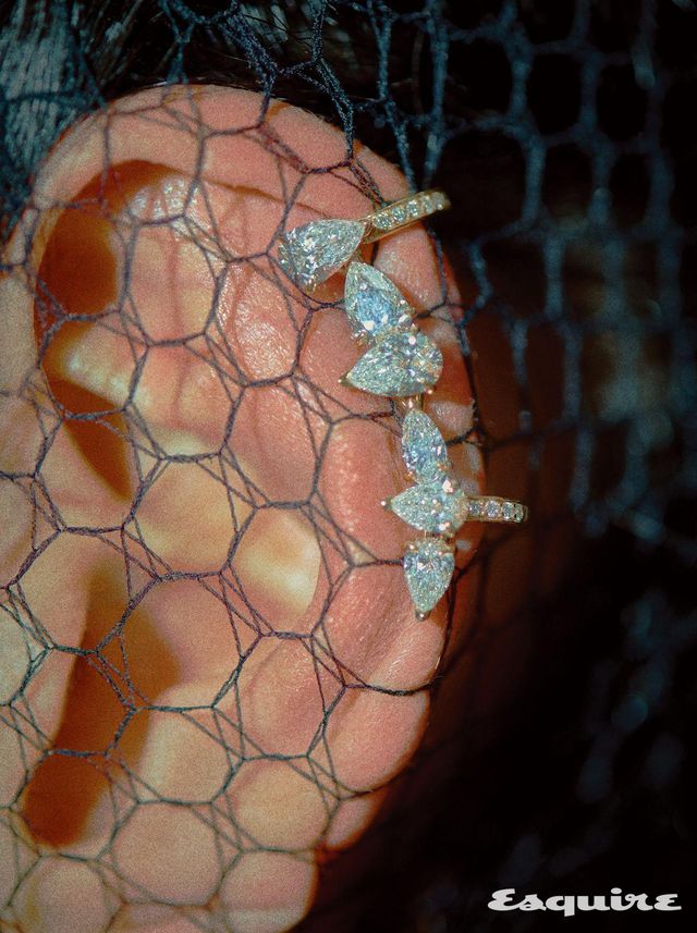 핑크 골드에 6개의 페어 컷 다이아몬드를 파베 세팅한 세르티 수르 비드 이어커프 3400만원대 레포시.