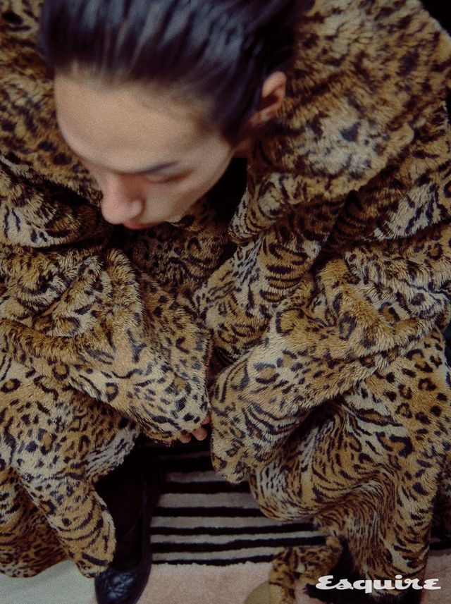 폭스 퍼 미디 코트 가격 미정 발렌시아가. 블랙 까나쥬 탄듀 발레리나 슈즈 가격 미정 디올 맨.