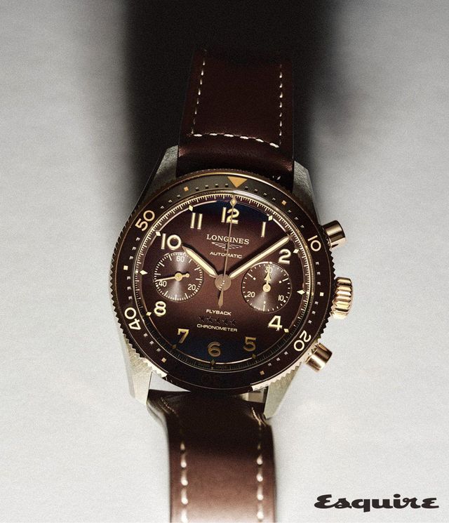 3시 방향에 30분 카운터, 9시 방향에 스몰 세컨즈 창이 균형을 이루며, 4시 방향에는 플라이백 기능을 활용할 수 있는 리셋 버튼을 장착했다. 스피릿 플라이백 골드 900만원 론진.