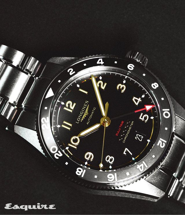 매트 블랙 및 폴리싱 처리한 세라믹 인서트가 특징인 스피릿 줄루타임 티타늄. GMT 기능을 탑재한 L844.4 칼리버로 구동되며 72시간의 파워 리저브를 지원한다. 590만원 론진.