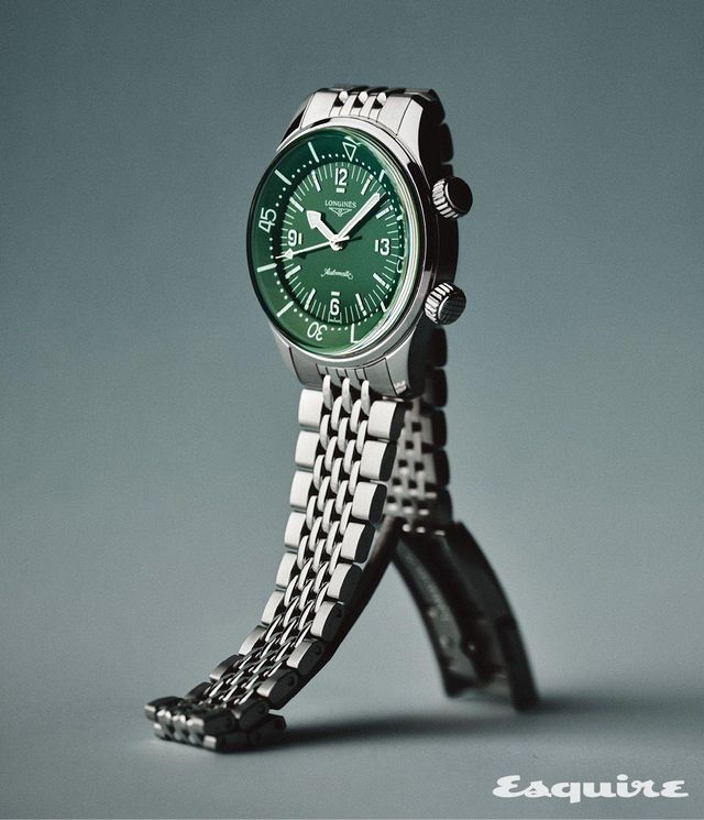 그린 다이얼 버전 레전드 다이버. 아라비아숫자와 인덱스, 핸즈를 모두 슈퍼루미노바 코팅해 어두운 곳에서도 높은 가독성을 보장한다. 500만원 론진.